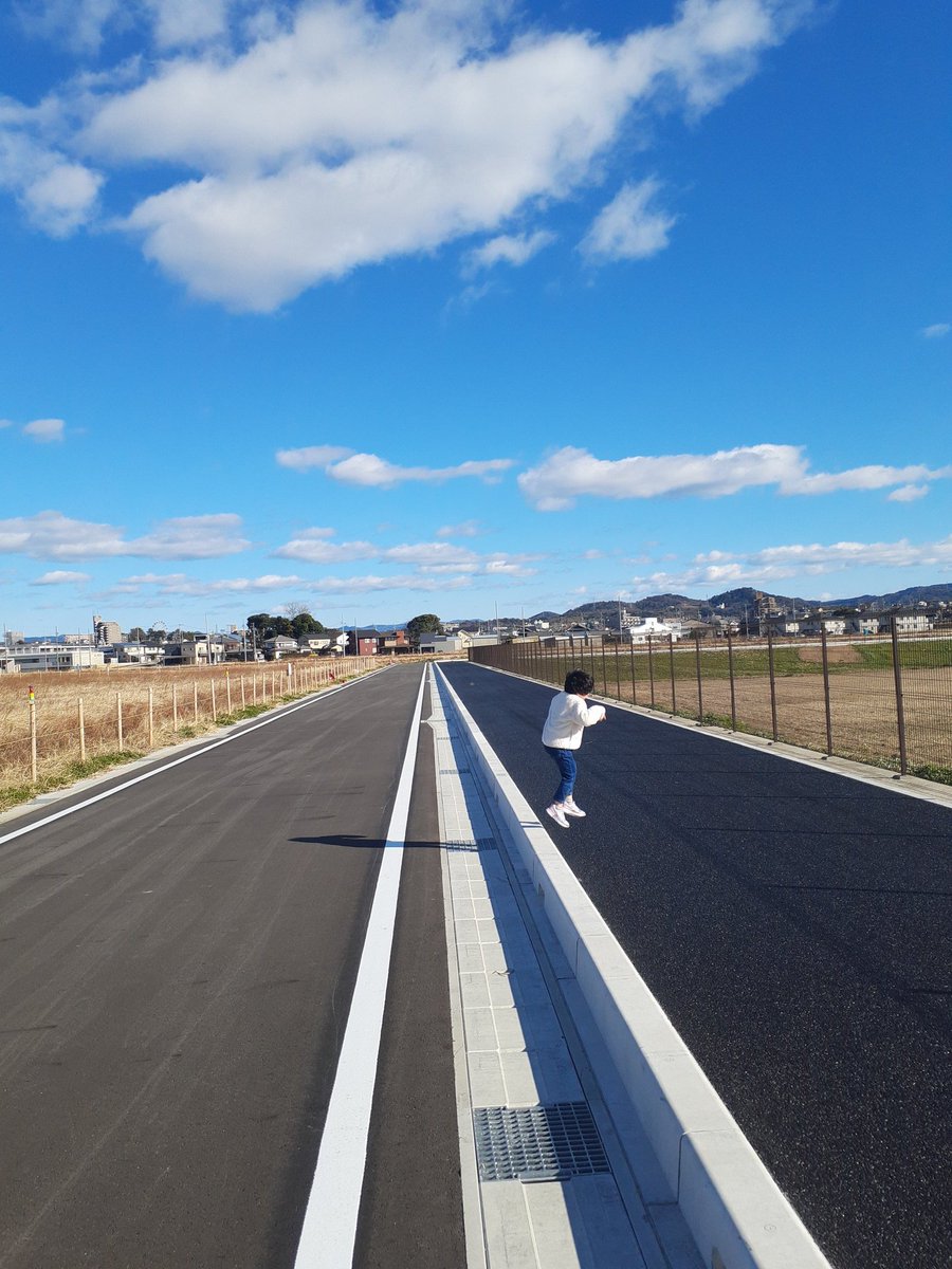 P27397061's tweet photo. 明けましておめでとうございます。今年も宜しくお願いします。

娘は年末に下の前歯も抜け元気いっぱいですが私は12月中旬に痛風のBIGWAVEが到来し未だに回復しておりません。勿論自転車にも乗れません😱 https://t.co/kz9zHpwNmz