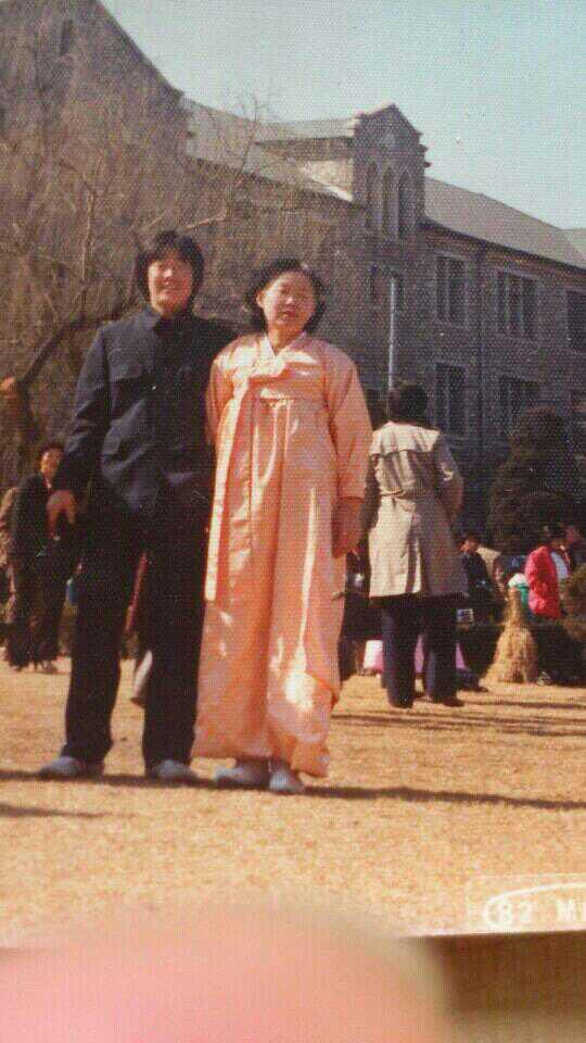 lalapesto's tweet photo. 김혜경이 카스에 먼저 올린 사진 중요지점
원본은 김혜경이 가지고 있었고 들고 나와
보여준적도 있음 카스에 최초 업로드 한
김혜경이 올린 사진 보면 들고 찍어서
손이 보임 즉 원본 들고 찍었고 
원본은 이재명 집에 당연히 있는거
밤 10시 50분에 이재명 집에서 원본
들고 찍을 사람은 저 둘뿐임 https://t.co/sPueC6sBzy