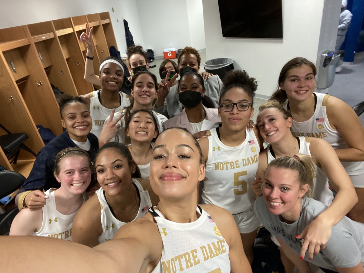 IrishCoachIvey's tweet image. They understood the assignment! So grateful and proud to lead this amazing group of young women! Thank you Lord! 🙏🏽💚🍀 #lockerroomvibes