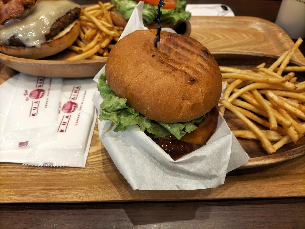 Amigo0291's tweet photo. 推しと写真をイブに撮れるなんて貴重すぎる！！めっちゃ嬉しかったなです！
午前中に会いに行ったのでお昼ごはんはクアアイナだったよー！
プレゼントも喜んでもらえて良かった！香水も大事に使います！

昨日はお疲れ様でした！
ゆっくり休んでください！！
@KIMAMALabo @kimamalabo_edt https://t.co/3I5cEmurGm