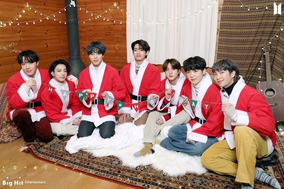 Shivu_87's tweet photo. 🥳🎉���☃️Merry Christmas🥳🎉🎊☃️
💜💜💜💜💜💜💜 #BTS #Christmas #BTSARMY https://t.co/UIV0cShysd