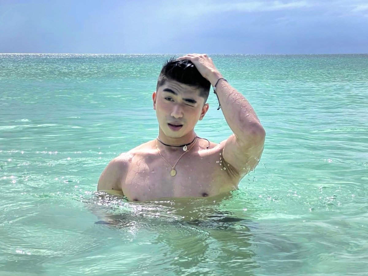 neilakunis2's tweet image. It's Christmas but let's make it Summer! 🎄🎀🌞