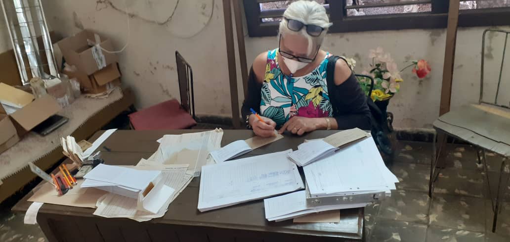 Los trabajadores de las ORC continúan realizando las labores de confección de las libretas #ComercioCuba #PresidenciaCuba <a href="/MincinCuba/">Comercio Cuba</a> <a href="/EmpresarialSsp/">Grupo Empresarial de Comercio Sancti Spíritus</a> <a href="/DiazCanelB/">Miguel Díaz-Canel Bermúdez</a> <a href="/FelixDuarteOrte/">Félix Duartes Ortega</a> <a href="/FranSilvaHerre1/">Fran SilHe</a>