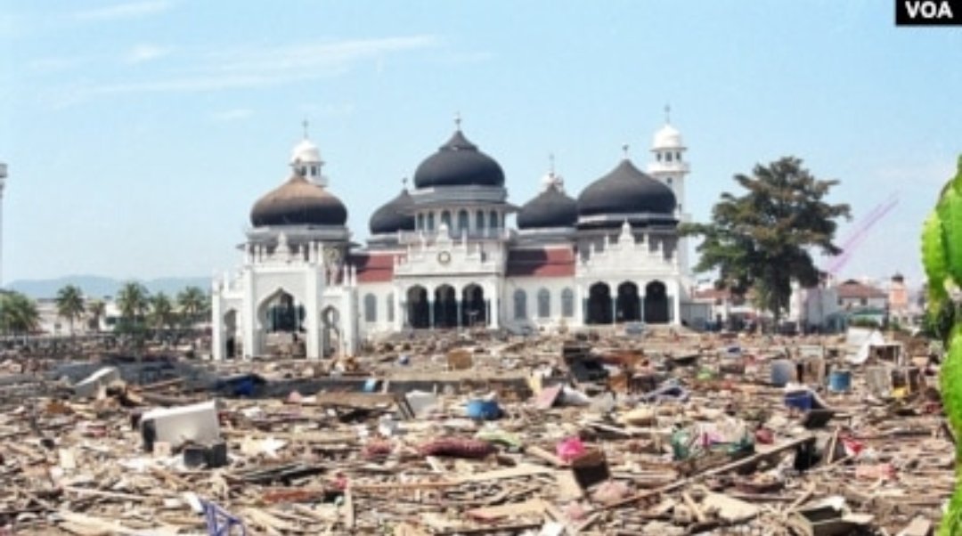Aceh's tweet photo. Tgl 26 Desember 2004 adalah hari peringatan Bencana Tsunami @Aceh. Ceritakan Dimana Anda Pada waktu kejadian itu? #IngatSejarah 🌊🌊〰️🎪⚰️🏡 https://t.co/KINGnVpHfO