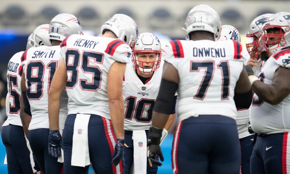 CryptoBoomNews's tweet photo. Mac Jones, QB of the @Patriots, knows how to give legendary Christmas gifts 🎁 He’s giving his entire offensive line #Bitcoin for Christmas. He says “I’ve been studying Bitcoin for a while now…I just knew I had to give some Bitcoin to my teammates.” https://t.co/htZtHXE76O