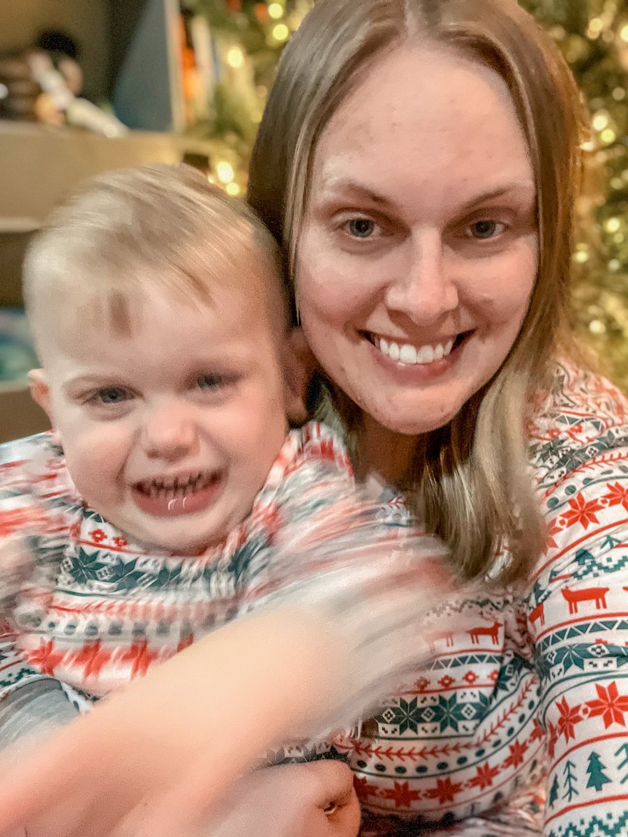 JessSnodgrass's tweet photo. Christmas Eve ❤️💚 https://t.co/iMNtULi0x1