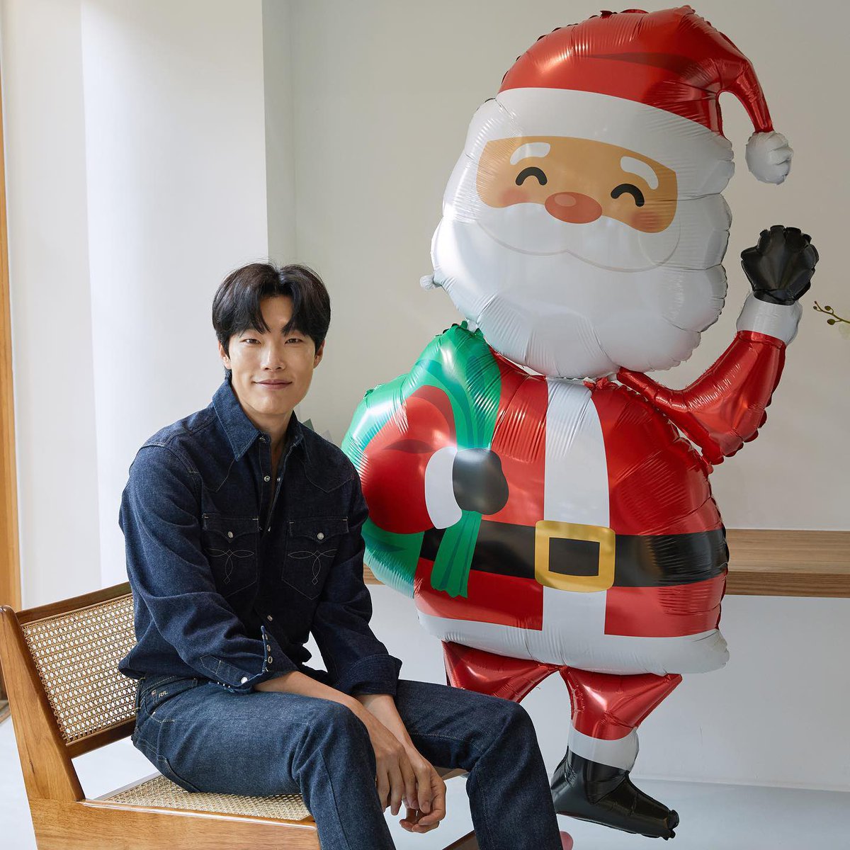 Ryu Junyeol with Santa Claus 🎅 Merry Christmas! 🎄