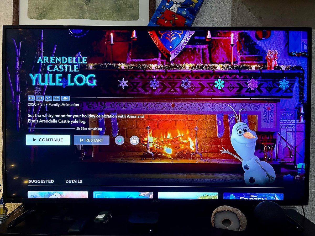 DisneyFanTips's tweet photo. Si tienes #DisneyPlus, podrás disfrutar de este vídeo de la chimenea del castillo de #Anna y #Elsa la exitosa película #Frozen. El vídeo dura 3 horas, tiene efectos de sonido y detalles muy interesantes.
#disney https://t.co/djMxXtDzep