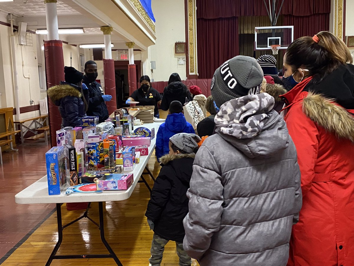 NYPD114Pct's tweet photo. Tis The Season ππ Your 114 Youth Coordination Officers Spent Christmas Eve doing what they love, βPutting Big Smiles On Childrenβs Facesβ. Donating Toys To Children in Elmhurst Hospital & At Our Lady Of Mount Carmel. #ToyForTots #NYPD4TheKids @NYPDQueensNorth @NYPDChiefPatrol https://t.co/5kaytYXsuV