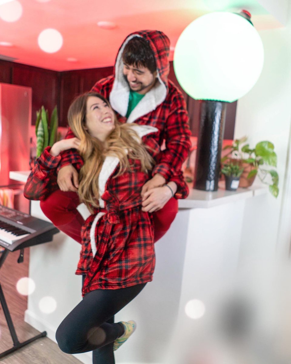 MexineseFamily's tweet photo. Happy holidays familia 💜 https://t.co/Ajtq4x2QaI