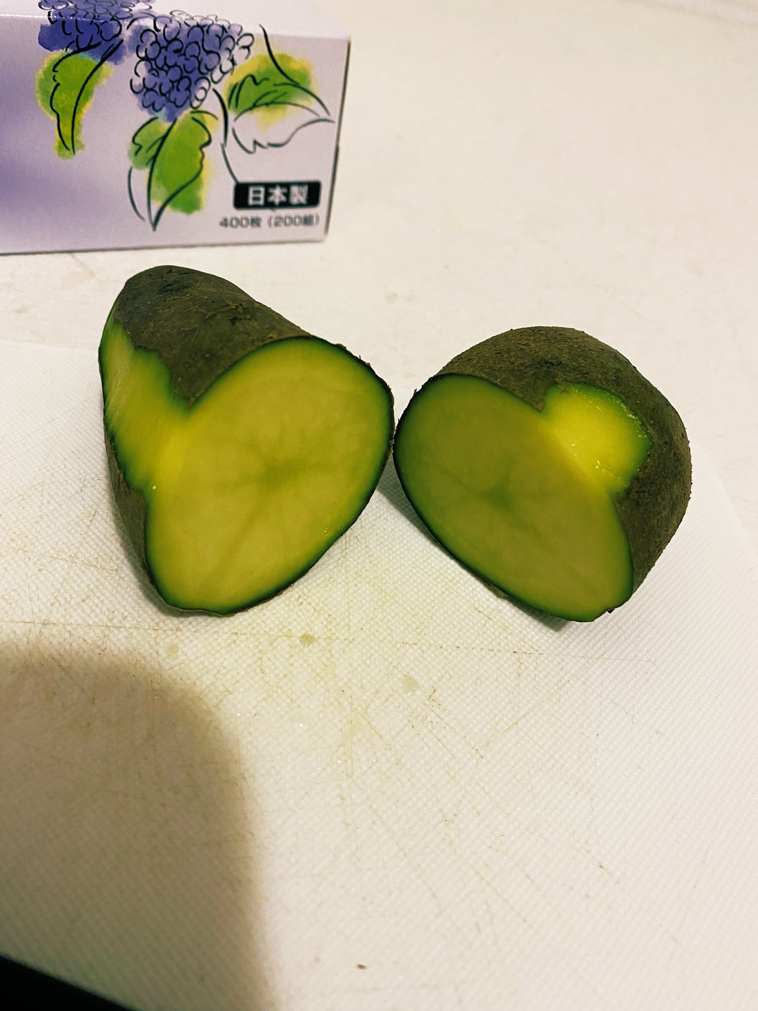 だんのうえ これジャガイモなんですが 大丈夫なのか 皮と身の境目が青い ソラニン T Co V8pvztrgrj Twitter