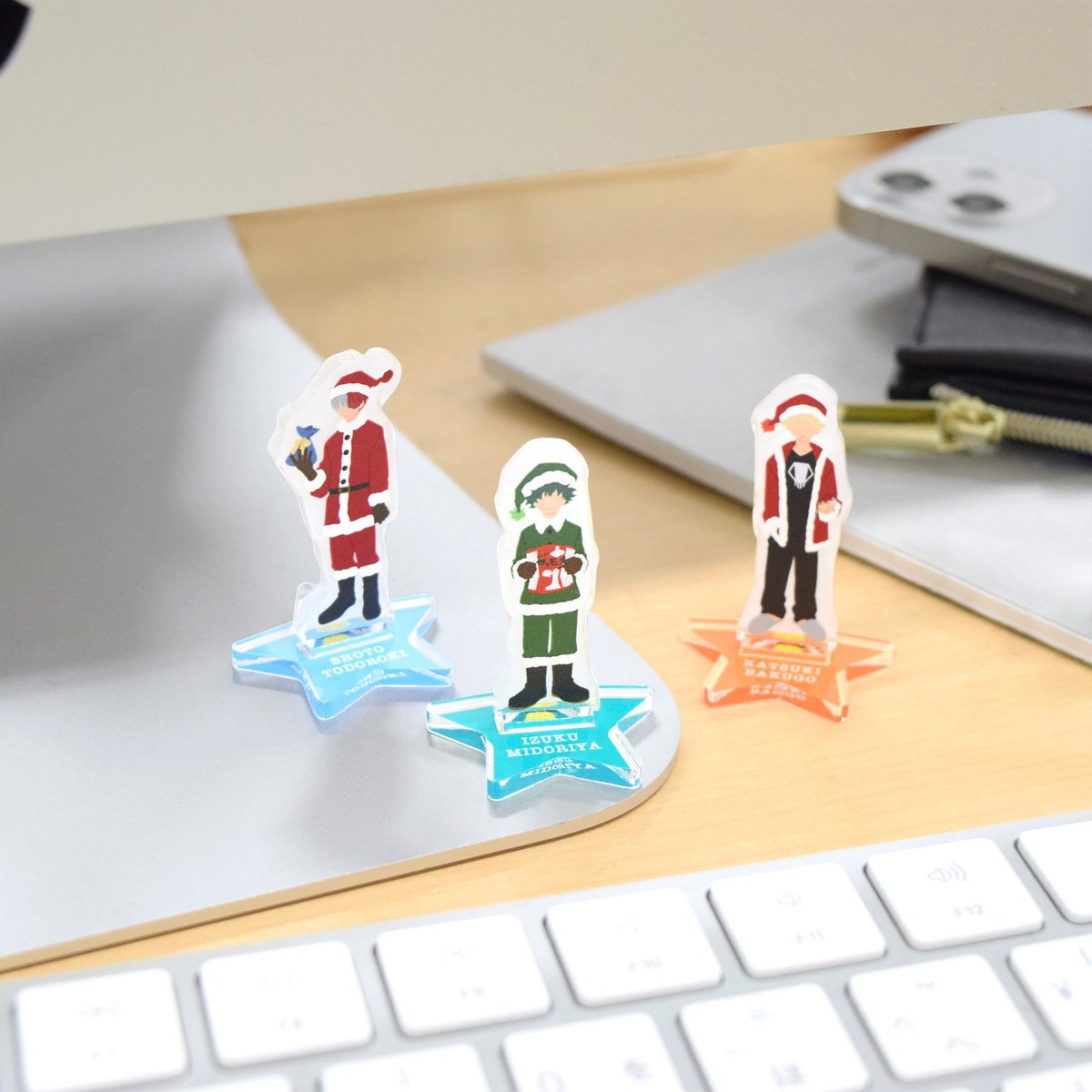 heroaca_plaza's tweet photo. 【横浜ロフト会場】

◇商品紹介◇

○TDミニアクリルスタンドVOL.4 A/B
（各税込605円）

「ミニアクリルスタンド」の第4弾。
TVアニメ5期の第101話「メリれ！クリスマス！」の回をイメージしたイラスト！

横浜会場は12/27〜1/24まで！

#heroaca_a 
#ヒロアカ 
#僕のヒーローアカデミア
#クリスマス https://t.co/EdlW8Zaetf