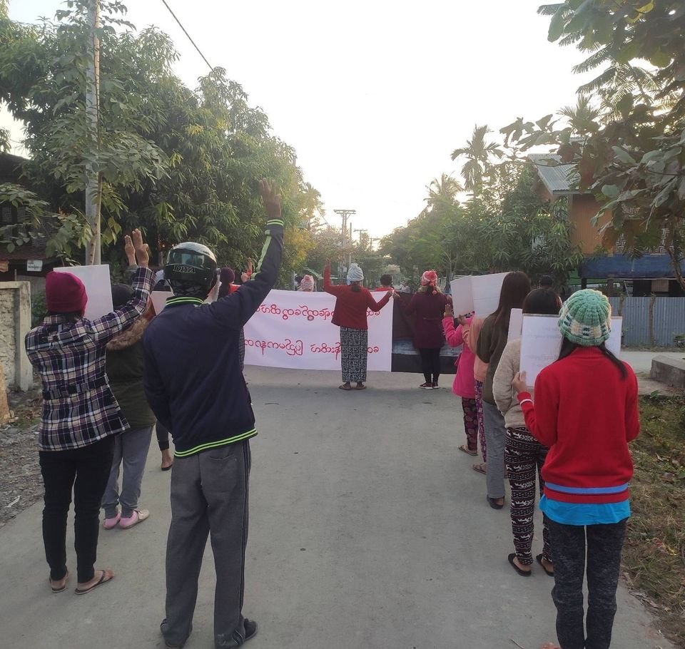 spring21MM's tweet photo. Residents of #Kalay,#Sagaing Region took to the streets and staged an Anti-Military Protest on the morning of Dec 25. Civilians continue to peacefully protest every day despite the tight security.
#Dec25Coup  
#WhatsHappeningInMyanmar #MilkTeaAlliance https://t.co/Hm7tPfvxT6