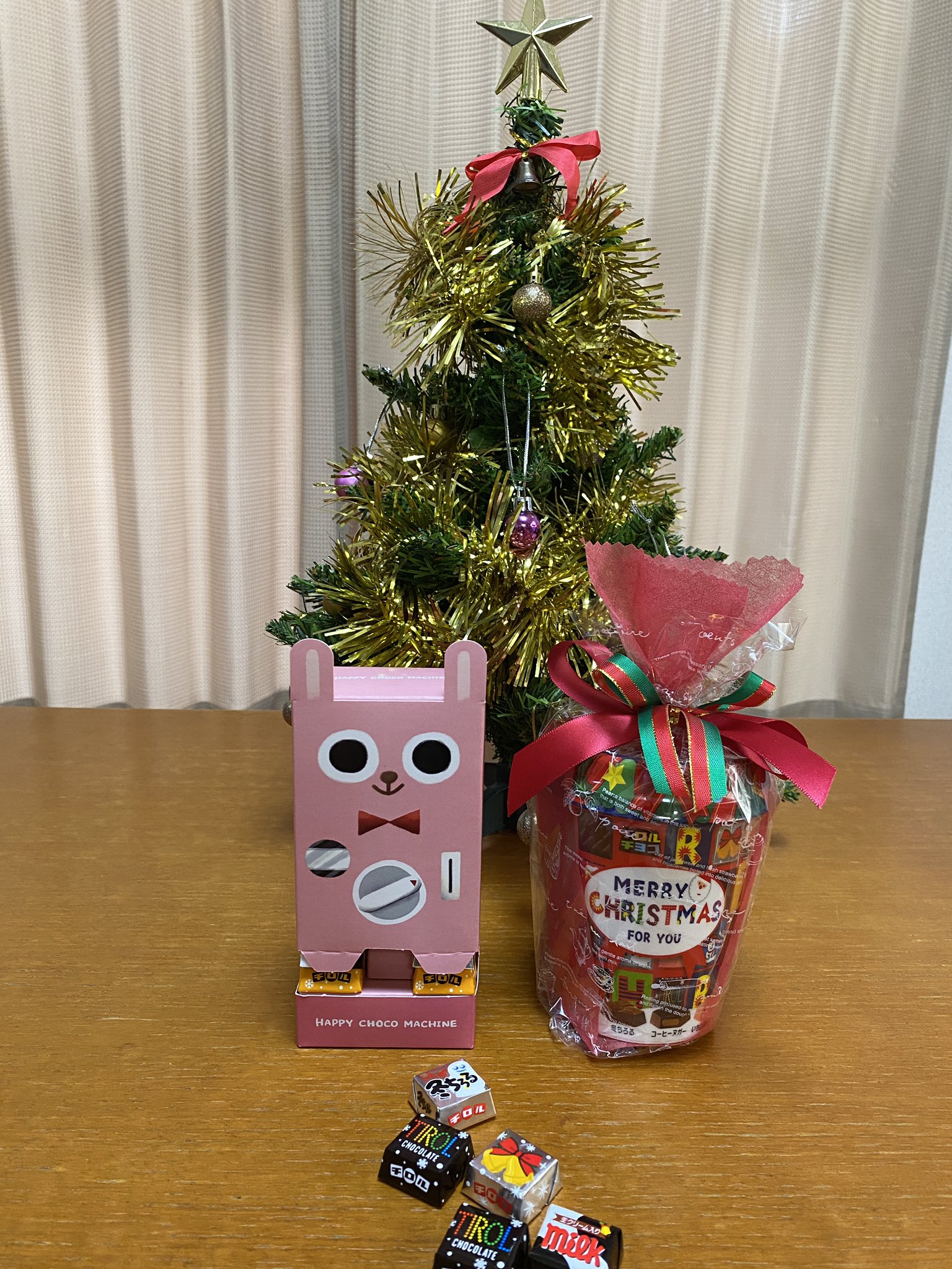 株式会社中央パッケージング みなさん よきクリスマスイヴを楽しめましたか 我が家では子供たちにチロルチョコをプレゼントです 静岡 印刷 パッケージ クリスマスイヴ メリークリスマス チロルチョコ バラエティパック Happyチョコマシン