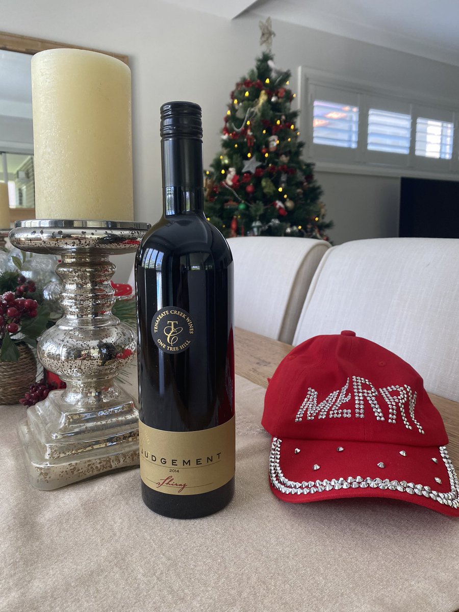 Jasonri50402832's tweet photo. @TenafeateCreek Merry Christmas to our great Adelaide friends!!! Lunch drink is sorted https://t.co/whD2XUwehp