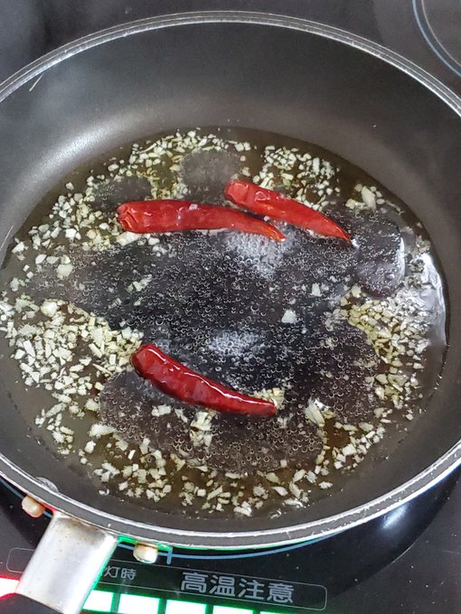 焦げないうちにパスタの茹で汁投入。 