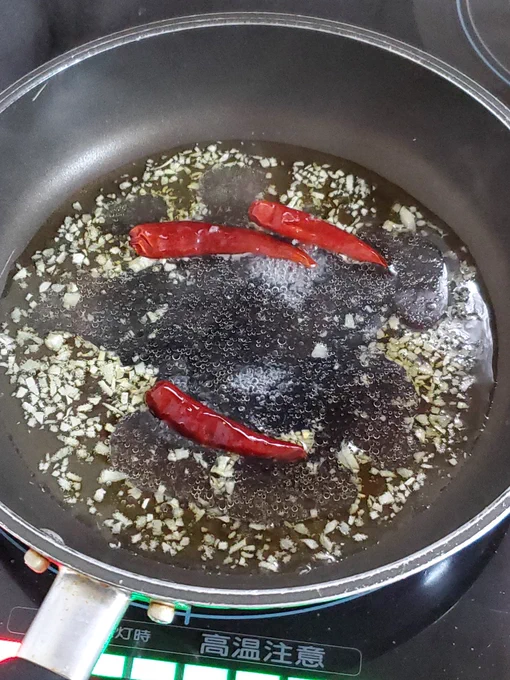 焦げないうちにパスタの茹で汁投入。 