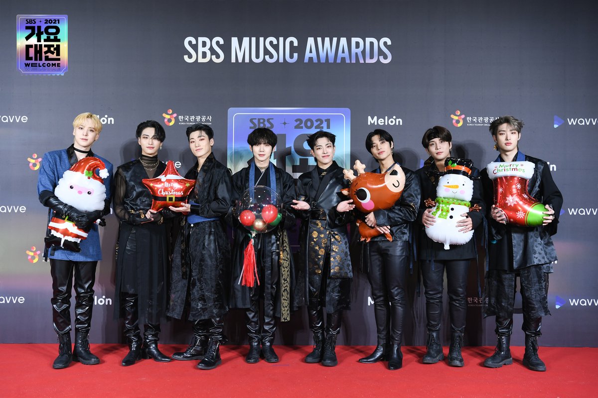 SBSNOW's tweet image. &amp;lt;2021 SBS 가요대전&amp;gt; 크리스마스 포토월🎄
#에이티즈 #ATEEZ 

2021 SBS &amp;lt;가요대전&amp;gt;
☞ 12월 25일 [토] 저녁 6시 방송

#SBS가요대전 #2021가요대전 #가요대전