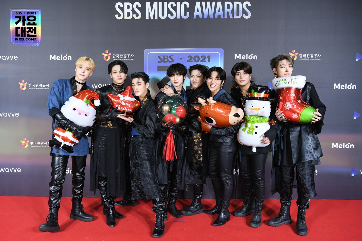 SBSNOW's tweet image. &amp;lt;2021 SBS 가요대전&amp;gt; 크리스마스 포토월🎄
#에이티즈 #ATEEZ 

2021 SBS &amp;lt;가요대전&amp;gt;
☞ 12월 25일 [토] 저녁 6시 방송

#SBS가요대전 #2021가요대전 #가요대전