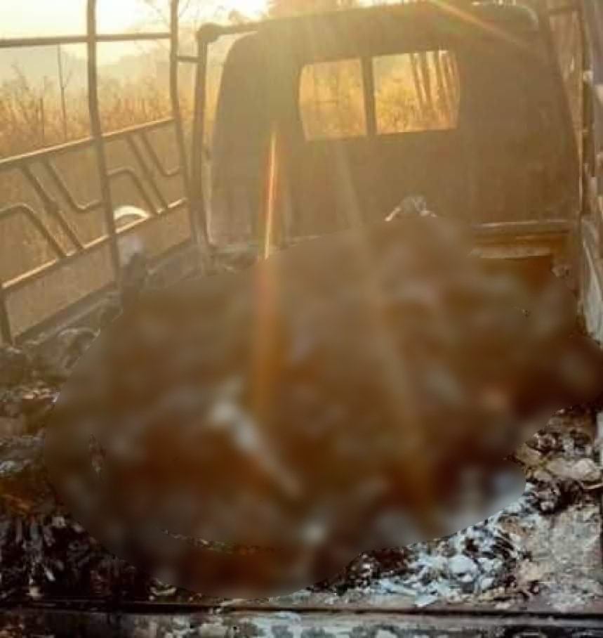 SaveMM99's tweet photo. Tw//death
At least 35 civilians including fleeing children and women were burnt alive to death on cars by Junta Terrorists in Pharuso,Kayah state on Dec24 noon. As bodies of the victims were burned and only their bones left,identities of victims still can't(1/3)#BurntAliveByJunta https://t.co/9QY3jBYLXZ