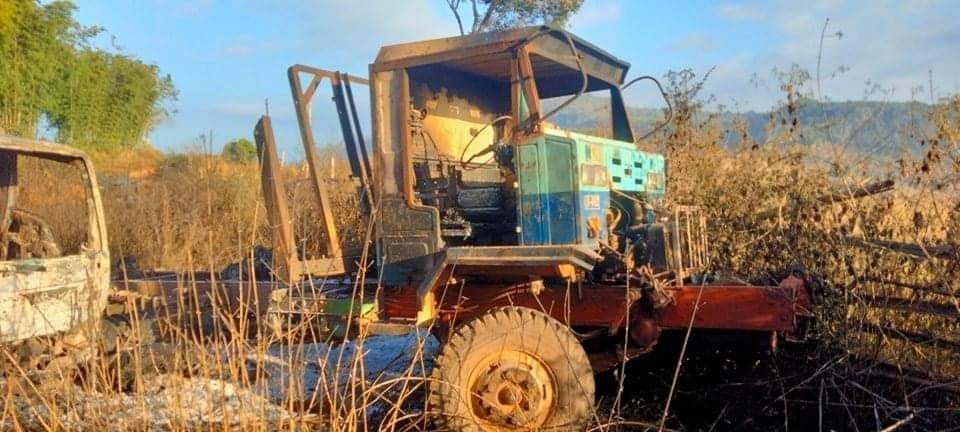 SaveMM99's tweet photo. identify.On Dec24,a clash erupted between offensively attacked Junta Terrorists and Karenni Defence Force for 4hr.During clash erupting,Junta troops had torched belongings of villagers including some houses,cars and abducted 10 innocent villagers including a child.(2/3)@SAdamsR2P https://t.co/H5sIaR7TeL