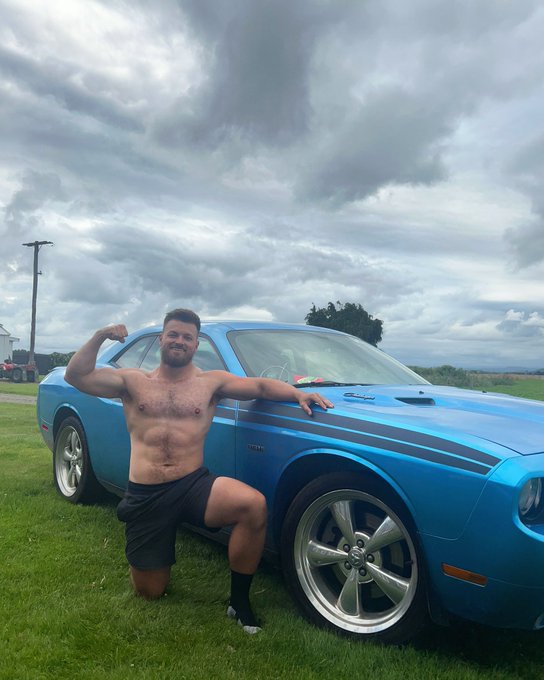 Wanna come for a ride in daddy&rsquo;s sleigh? 🎅😈 https://t.co/LqNq7rZwqc