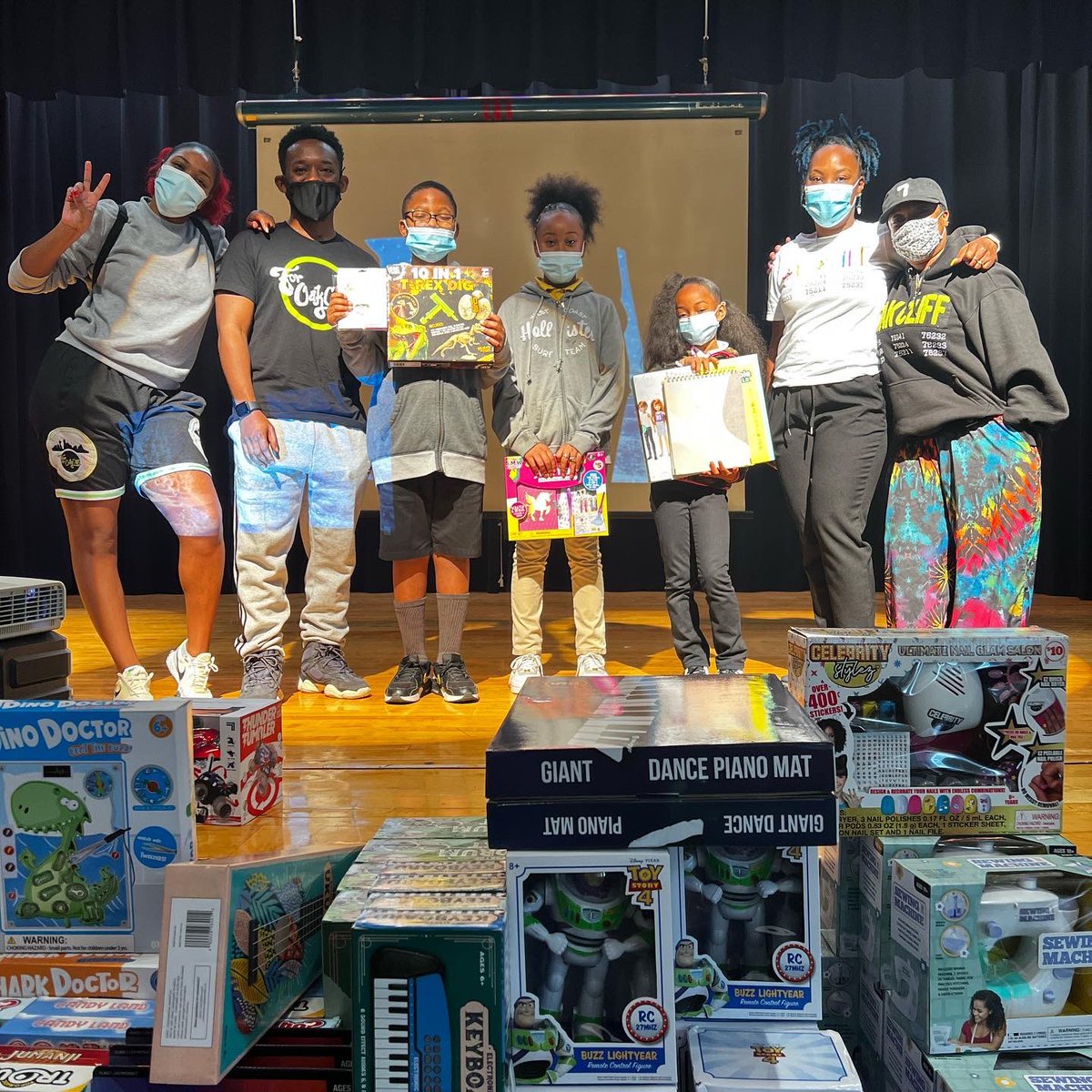 4oakcliff's tweet photo. Take a look at what Santa’s little helpers were up to last week Tuesday!

We had so much fun teaming up with Elisha M. Pease Elementary School’s Principal Ms. Zachary and going on a $2,500 shopping spree to provide their students with gifts for Christmas! https://t.co/v9x488mvKb