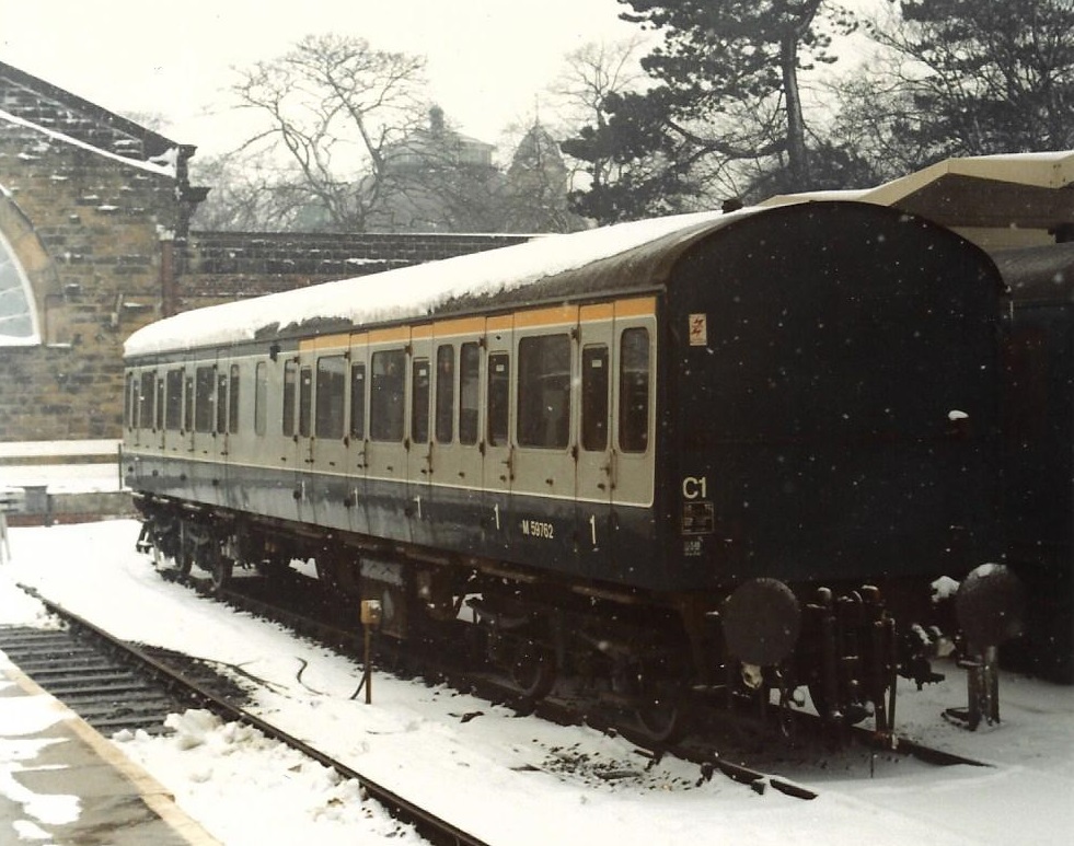 SalopianLyne's tweet photo. Merry Christmas to all my followers!
Here's British Rail Class 115 TCL M59762 in the snow at Buxton as my take on a seasonal scene. (Shame it was 8/2/86!)
Many more pics to come in 2022!
#WagonPics #BRCoaches #trainspotting #Buxton #BritishRail #Class115 #DMU #Snow 🤓 https://t.co/332lcsp3Rr