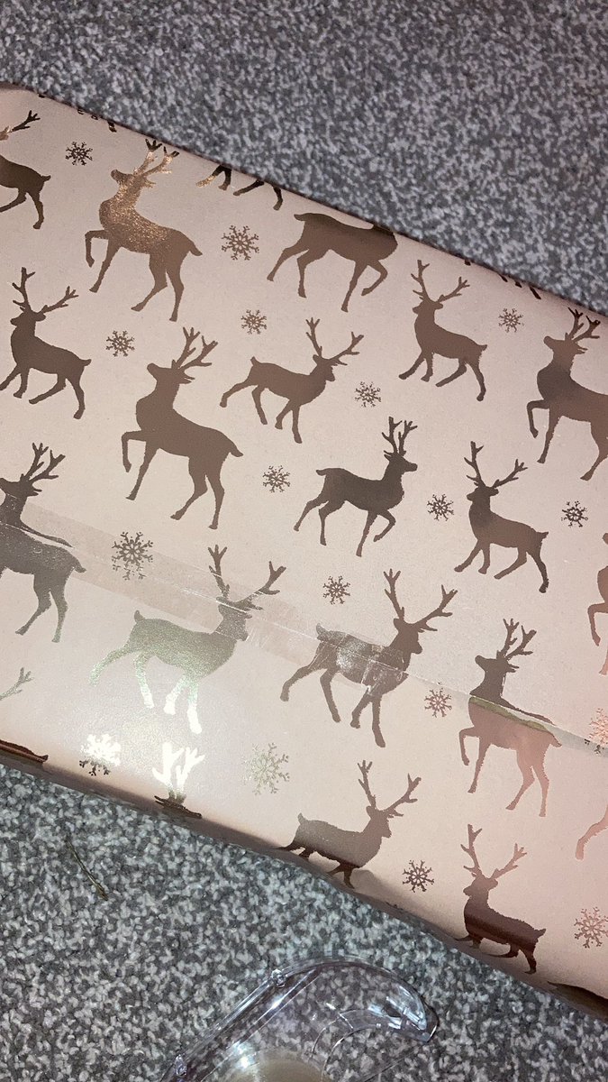 SLane80's tweet photo. So close and yet so far. This is why I need an extra pair of hands when wrapping!! #OCDnightmare https://t.co/razI0y8yqd