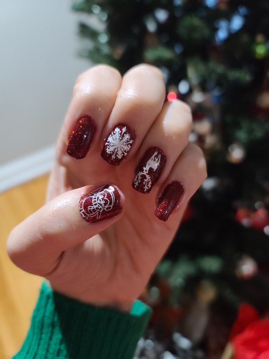amandatheg's tweet photo. my poor thumb nail broke way down but there was some room for a little nail art over my new @nailogical @holotaco polish (naughty list) https://t.co/zjQh7NSaJJ