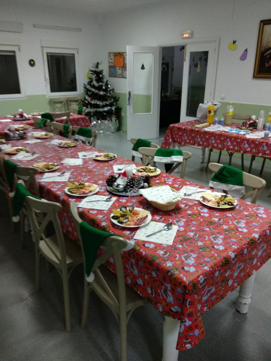 antferbri's tweet photo. .⁦@AfanasSCRT⁩ no tengo palabras para agradecer a todos los profesionales de la entidad que ponéis lo mejor de vosotros para que los nuestros disfruten de su espectacular cena de nochebuena. GRACIAS 👏👏👏 https://t.co/BCtJ9xcHUX