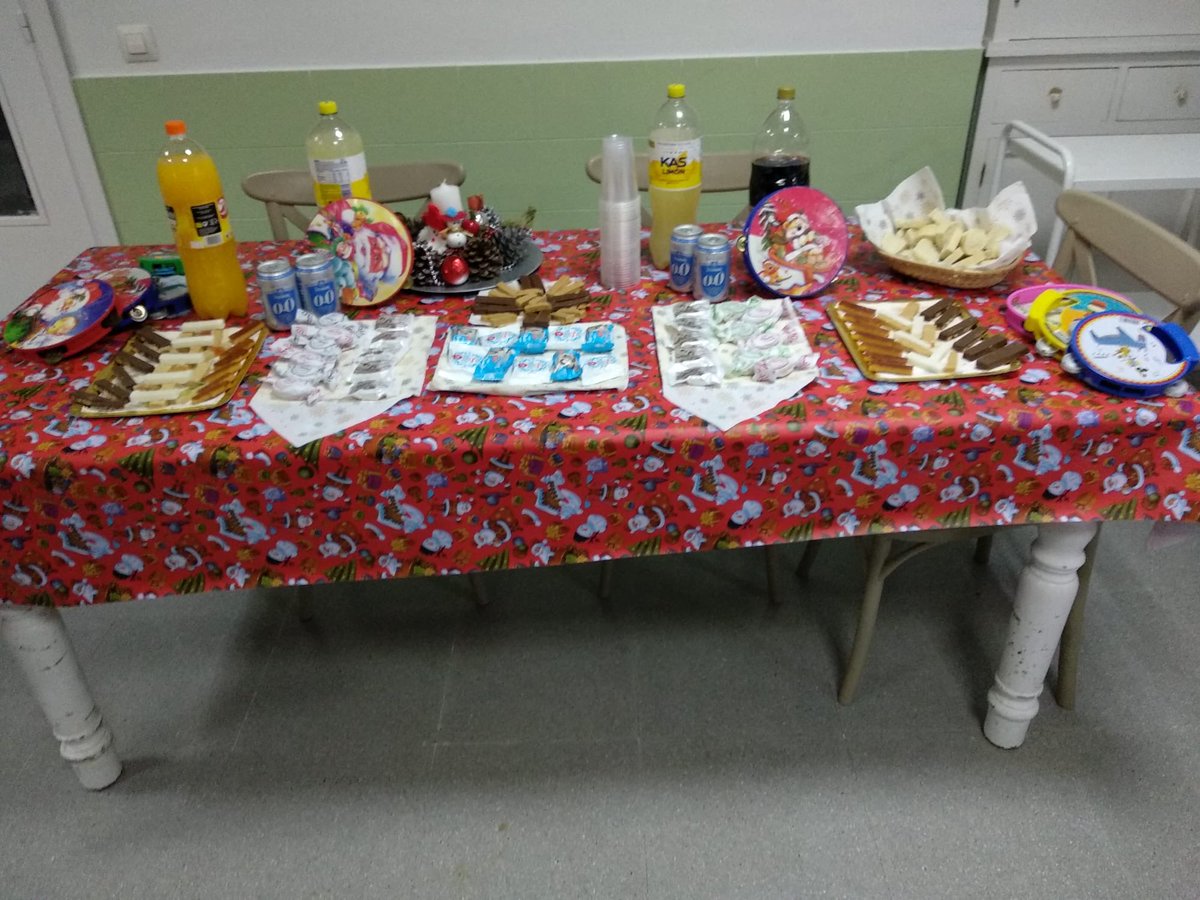 antferbri's tweet photo. .⁦@AfanasSCRT⁩ no tengo palabras para agradecer a todos los profesionales de la entidad que ponéis lo mejor de vosotros para que los nuestros disfruten de su espectacular cena de nochebuena. GRACIAS 👏👏👏 https://t.co/BCtJ9xcHUX