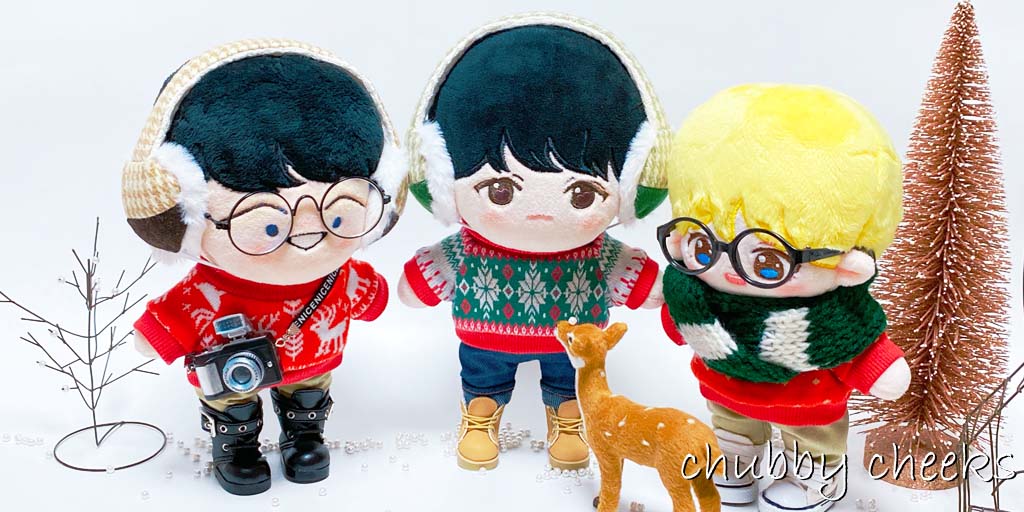 처비 칙스입니다~⸜(*ˊᗜˋ*)⸝  오랜만에 인사 드려요.
포근한 겨울을 위한 눈꽃스웨터와 양면털 귀마개를 20cm, 15cm 사이즈로 준비했습니다.
스웨터는 셔츠를 레이어드로 입혀도 예쁘고,  귀마개는 니트+털원단과 배색 모직원단 양면으로 제작해서,  분위기에 맞춰 착용시 귀여움이 두배가 됩니다~!