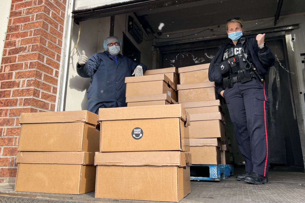 shareamealnow's tweet photo. #Day10 of #12daysofsharing! Huge thank you to @PeelPolice  &amp; Chalo FreshCo and its owner Hamza Rizwan for stepping up and helping us distribute turkeys with smiles to our neighbours in need. Big thanks to @ParamountFoods for partnering with us and providing turkeys! https://t.co/CUZUofqEZ1