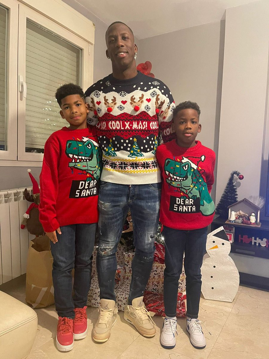 luisadvincula17's tweet photo. ¡Feliz navidad 🎄 para todos!
Dios me los bendiga y los mantenga con salud y trabajo siempre 🙏🏿. https://t.co/D72sNgh2Cx