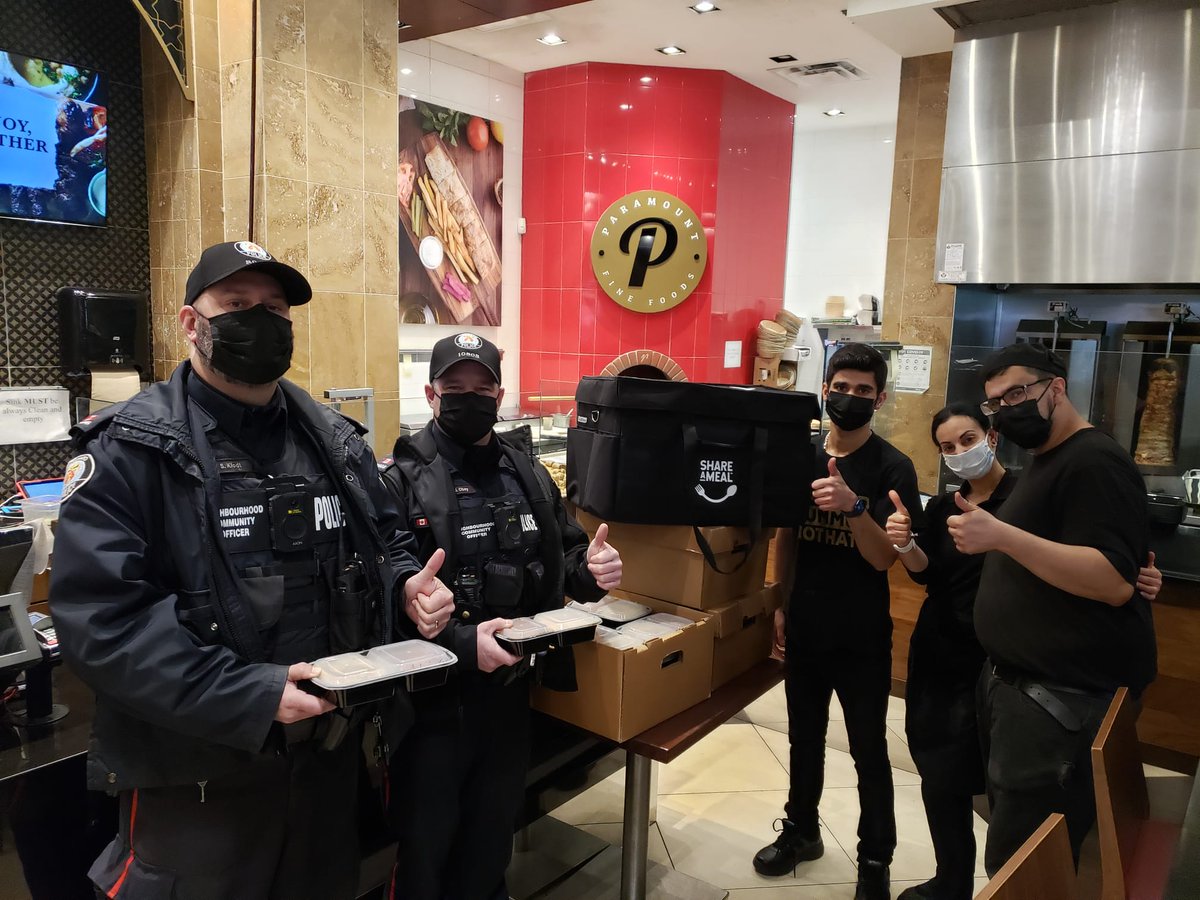 shareamealnow's tweet photo. On Tuesday, we delivered hot meals to seniors in Malvern with our friends @tps42div! Big thanks to @ParamountFoods  for donating meals.  #12daysofsharing https://t.co/fUTXNEEAA3