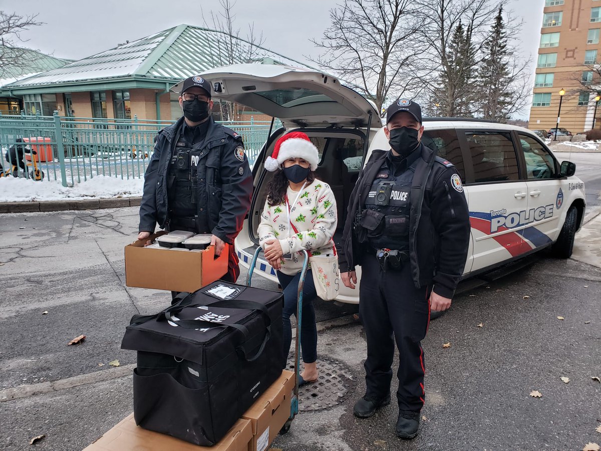 shareamealnow's tweet photo. On Tuesday, we delivered hot meals to seniors in Malvern with our friends @tps42div! Big thanks to @ParamountFoods  for donating meals.  #12daysofsharing https://t.co/fUTXNEEAA3