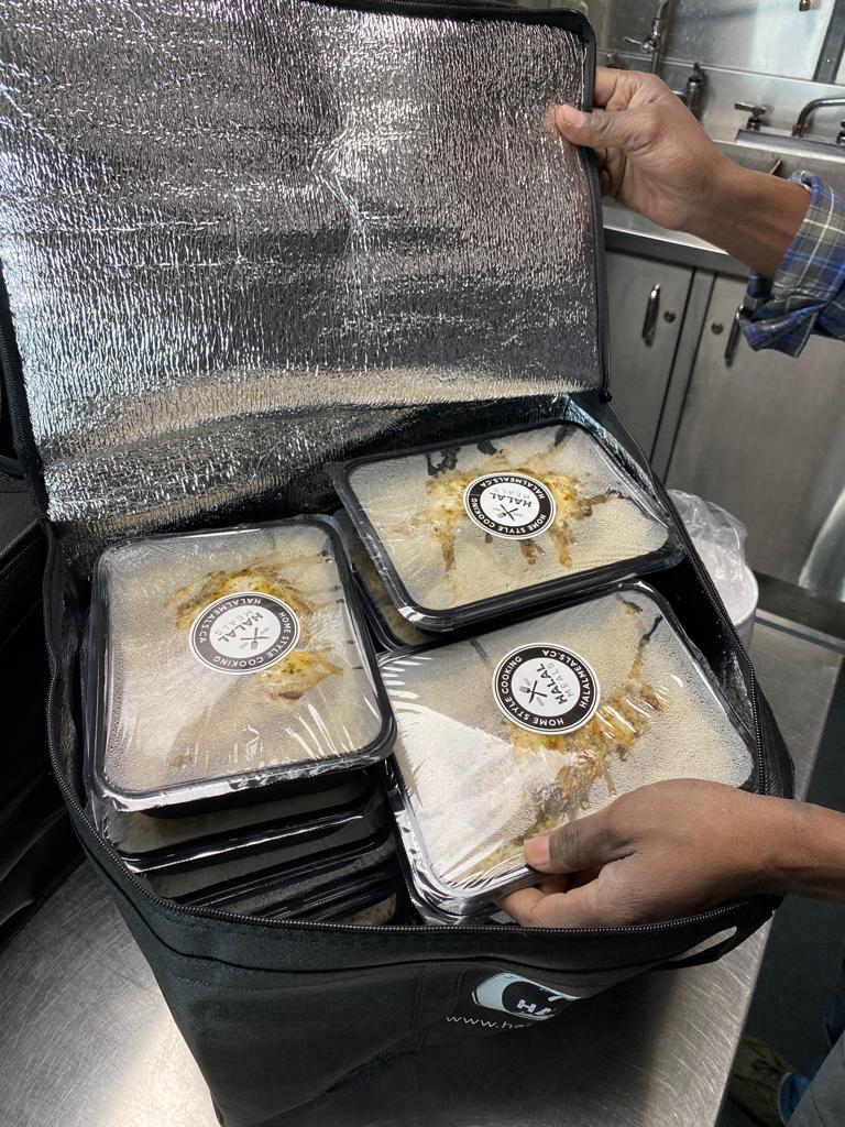 shareamealnow's tweet photo. #12daysofSharing #Day11!!!🎊 
Delicious hot meals from @halalmealsto distributed to Syme Woolner Neighbourhood &amp; Family Centre with the help of @tps12div #ShareaMeal https://t.co/G9upqEtU87