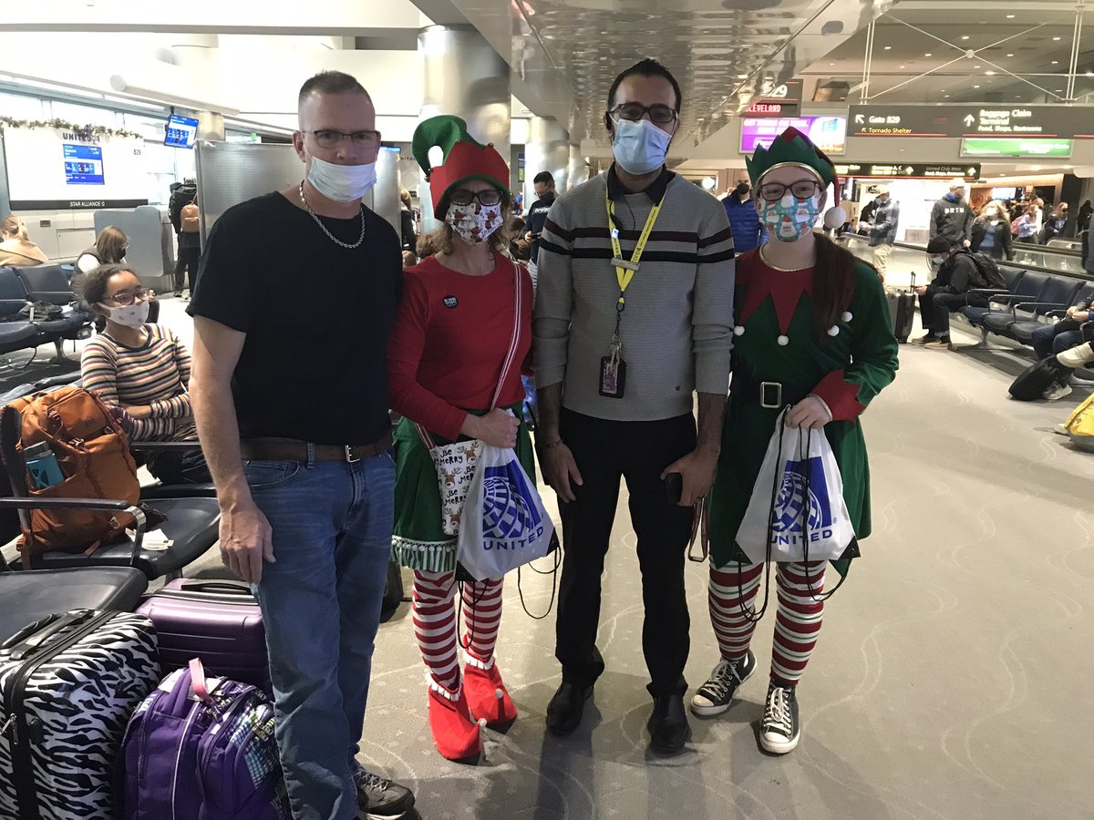 alimutar86's tweet photo. Two elf’s on a shelf showing their Holiday spirt. They provided candy and gift cards to the kids on the concourse! Thank you Mr. and Mrs. Hosler!  @weareunited @jonathangooda @Cheryl_Searle https://t.co/2StWZyFitz