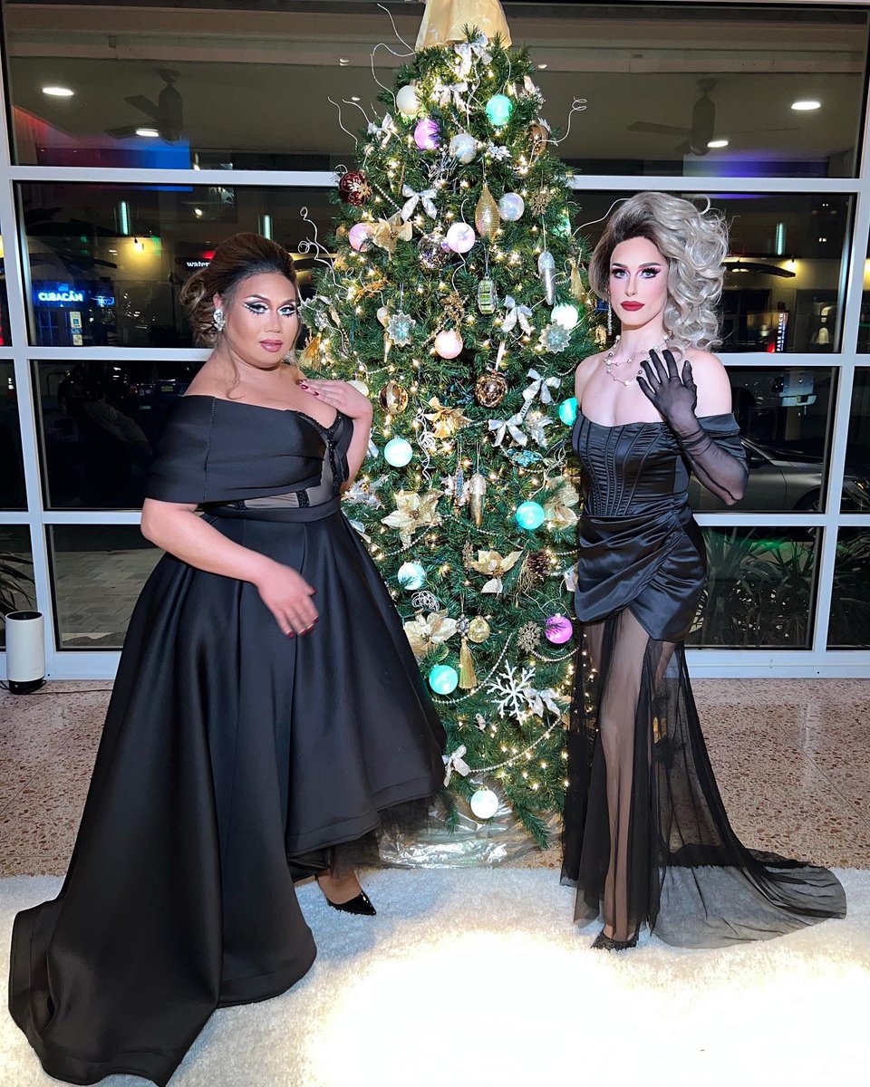 jasminekennedie's tweet photo. 🎄🎁 Have yourself a Very Mandell Christmas 🎄🎁 #dragfam #happyholidays https://t.co/41uwRCg9Vr