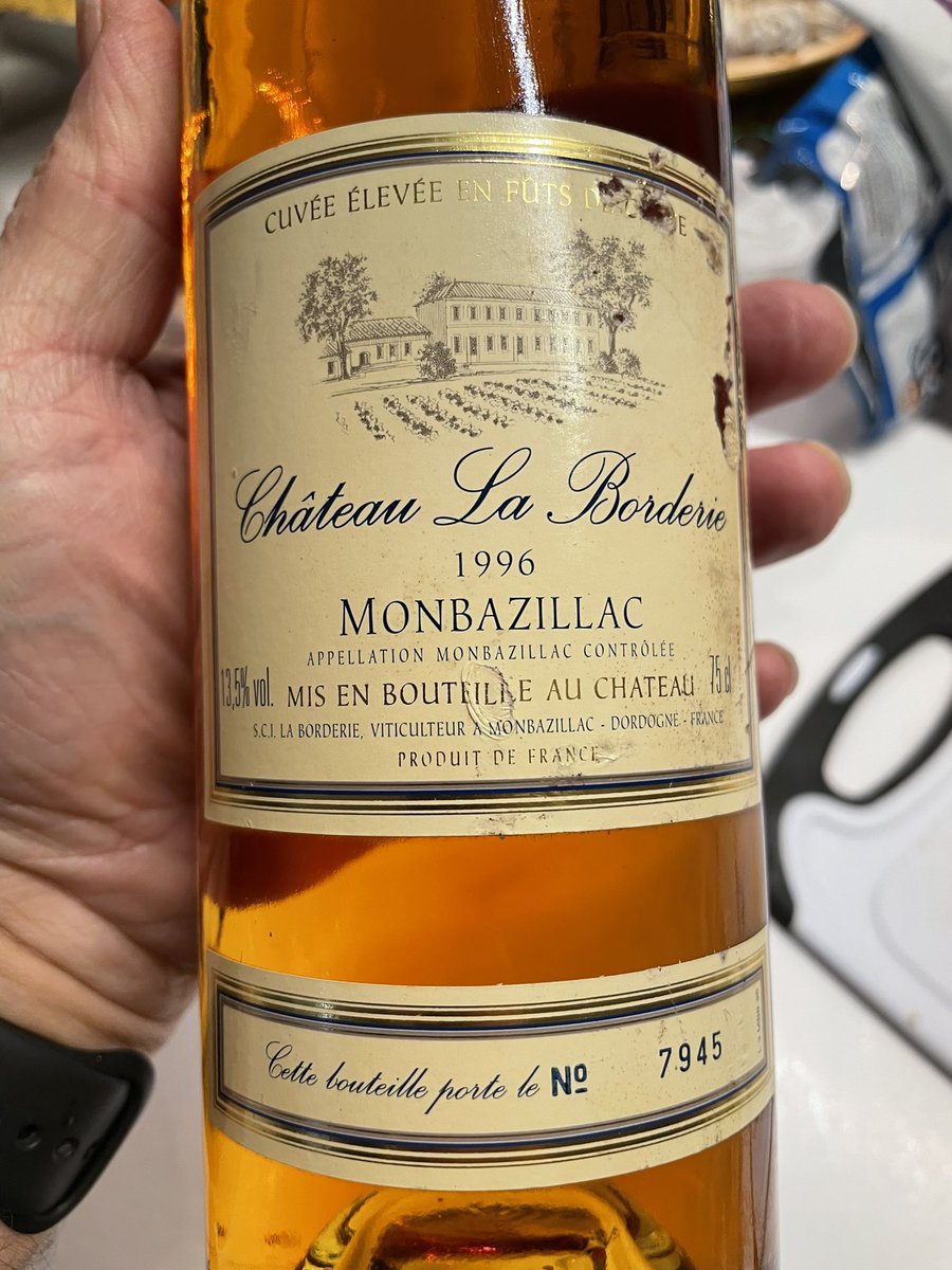 EricBillyFR's tweet photo. Les bouteilles qui ont éveillées nos papilles. Les vins c’est un investissent de long terme. Conserver pour en profiter et partager plus tard avec les ami.e.s et proches. #montbazillac #patrimonio #maillart #gresser #orengadegaffory
Belles fêtes à toutes et tous. https://t.co/OicUcZbd70