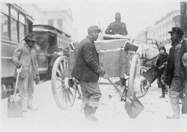 BLKAmericans_'s tweet photo. Men shovelling snow in street, Washington, D.C. Dec 1909 https://t.co/7uZj8XUumy