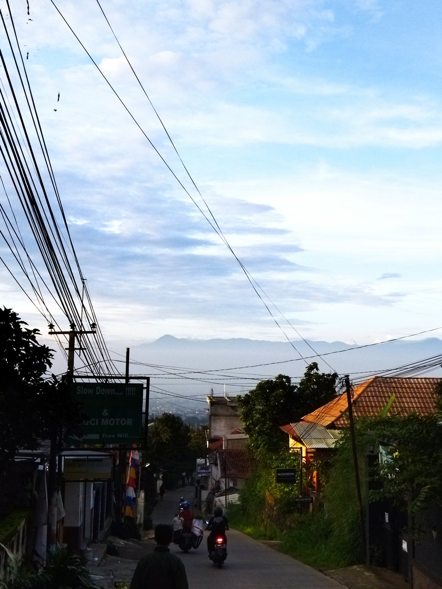 Majid02415954's tweet photo. Langit yang baik buat nyuci https://t.co/Sb463RJlmc