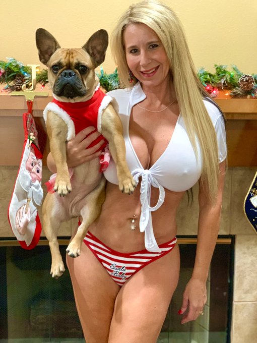 Miss my sweet Frenchie Kenzi so much! She really knew how to celebrate Christmas ???‍♀️?? https://t.