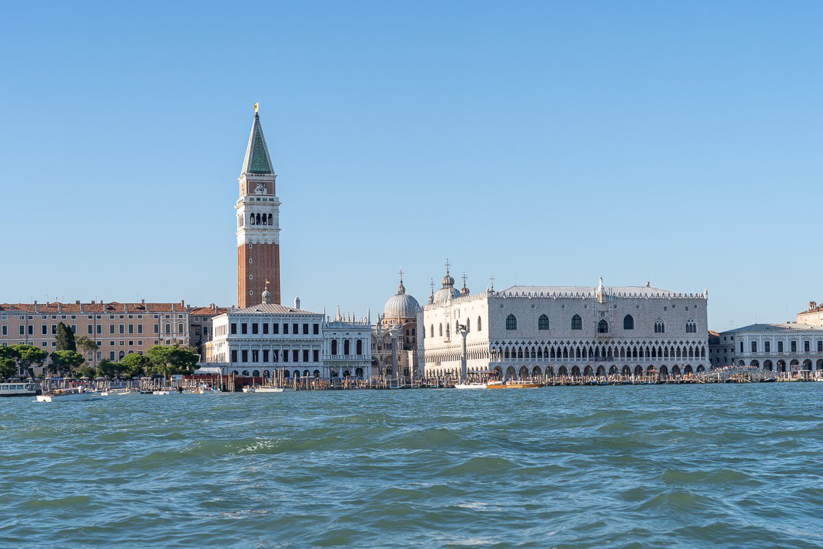 GrandTouristUK's tweet image. Wishing all my friends in Italy - especially #Venice and #Marche a wonderful #Christmas holiday. So many exciting projects for 2022 #Venezia #Biennale #art #history #tradition #quality @GrandTouristUK  @grand_tourist #journeys #Europe wp.me/p5eFNn-71f