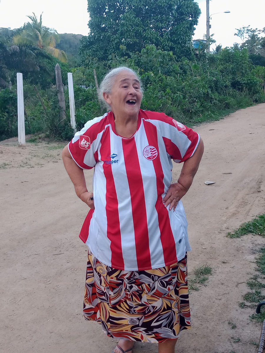 chico_matos's tweet photo. Essa senhora, lá de Paudalho, sempre me via com a camisa do @nauticope. Hoje, do nada, ela chegou até mim e disse que é torcedora do timbu desde pequena e que nunca teve uma camisa. Não pensei 2 vezes, tirei a q estava vestindo e a presentei. Dona Zu, teu caminho é de luz! https://t.co/bI4iLQC1N4