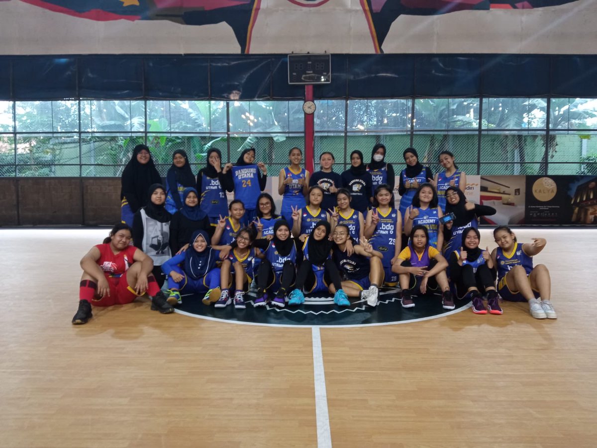 Selamat pagi sang surya ! 🌤 Latihan reguler KU putri hari ini pukul 08.00 - 10.00 WIB di Gor C-tra Arena, see u on the court girls !!#akademibandungutama #basketball