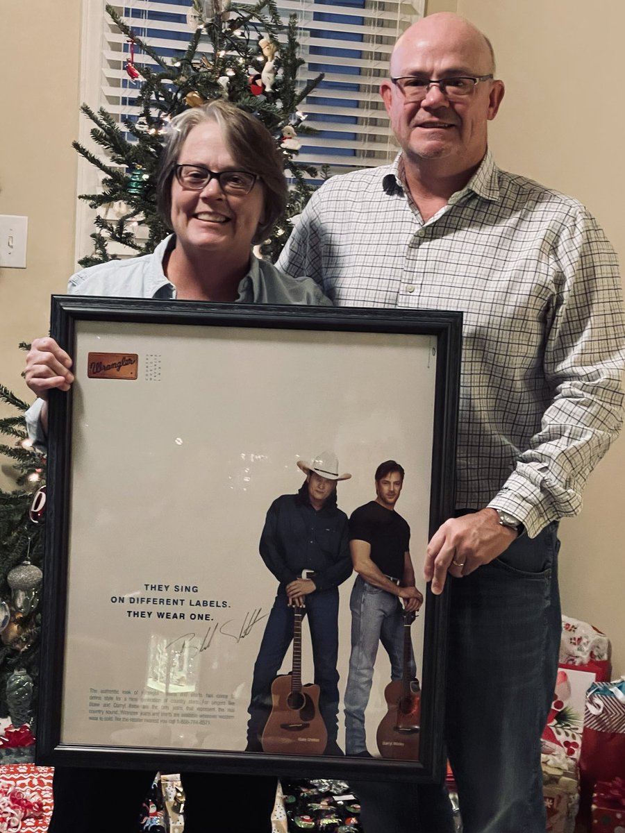 CarolynDriskil2's tweet photo. โฆโฆโฆ@blakesheltonโฉ remember this?! My sisterโs Christmas present from โฆ@elswicksmith64โฉ and your TSC days. #mulletsrule #sodoesBlakeShelton https://t.co/noVwjhS42f