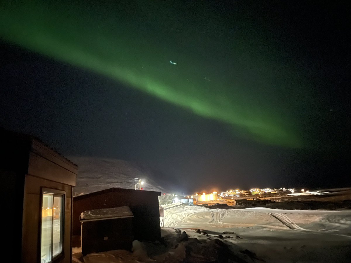 HSS_Team's tweet photo. Spotted #SantaClaus over #Pangnirtung in the northern lights 🎅 https://t.co/hYorbJNwNS