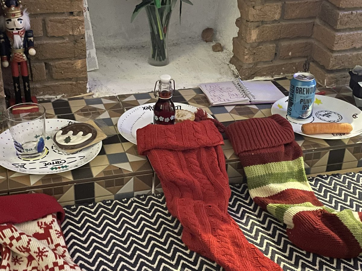 mikeystrong's tweet photo. @legsidelizzy Sloe gin for Santa, beer for Rudolph. https://t.co/2scTLvFjwZ